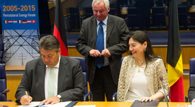 Federal Minister Sigmar Gabriel signing a range of political declarations aimed at strengthening regional cooperation on supply security for electricity at the Pentalateral Energy Forum in Luxembourg.