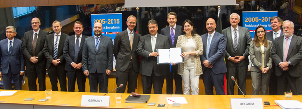 Federal Minister Sigmar Gabriel (centre) joined together with a number of European Member States to sign a range of political declarations aimed at strengthening regional cooperation on supply security for electricity.