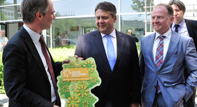 Sigmar Gabriel handing over the symbolic solar map at the launch of the &#034;week of sun and pellets&#034; together with (from left to right) Carsten Körnig, CEO, German Solar Industry Association (BSW-Solar), Martin Bentele, CEO, German Energy Wood &amp; Pellet Ass.