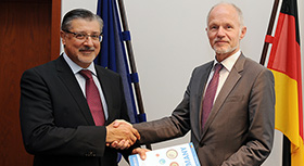 Bild zeigt Staatssekretär Baake mit IRENA-Generalsekretär Adnan Z. Amin