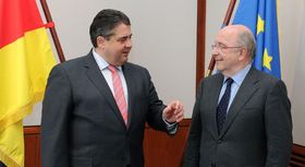 Bundesminister Sigmar Gabriel schüttelt EU-Wettbewerbskommissar Joaquín Almunia die Hand