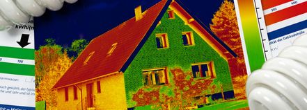 Aufnahme eines Hauses mit einer Wärmebildkamera auf einem Energieausweis