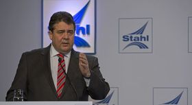 Bundeswirtschaftsminister Sigmar Gabriel beim Stahldialog im Stahl-Zentrum