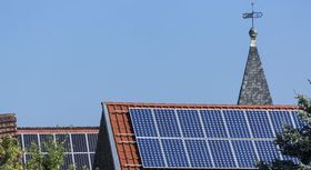 Bild zeigt Solaranlage auf privatem Hausdach