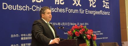 Bild zeigt Bundesminister Sigmar Gabriel während seiner Rede bei der Eröffnung des Deutsch-Chinesischen Forums für Energieeffizienz in Peking am 22.04.2014.