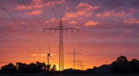 Bild zeigt Strommasten im Sonnenuntergang