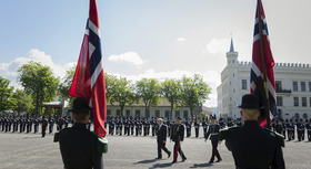 Bild zeigt norwegische Fahnen und im Hintergrund Bundespraesident Gauck.