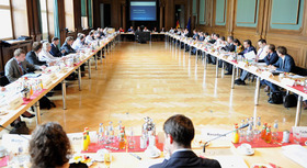 Aufnahme des runden Tisches und der Teilnehmer des BMWi- Dialogs