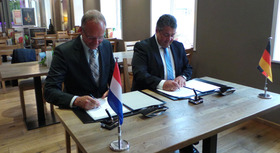 Bundeswirtschaftsminister Sigmar Gabriel und sein niederländischer Amtskollege Henk Kamp unterzeichnen Energiekooperation