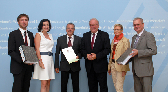Staatssekretär Uwe Beckmeyer nimmt Unterschriften gegen die Stromtrasse „SuedLink“ entgegen.