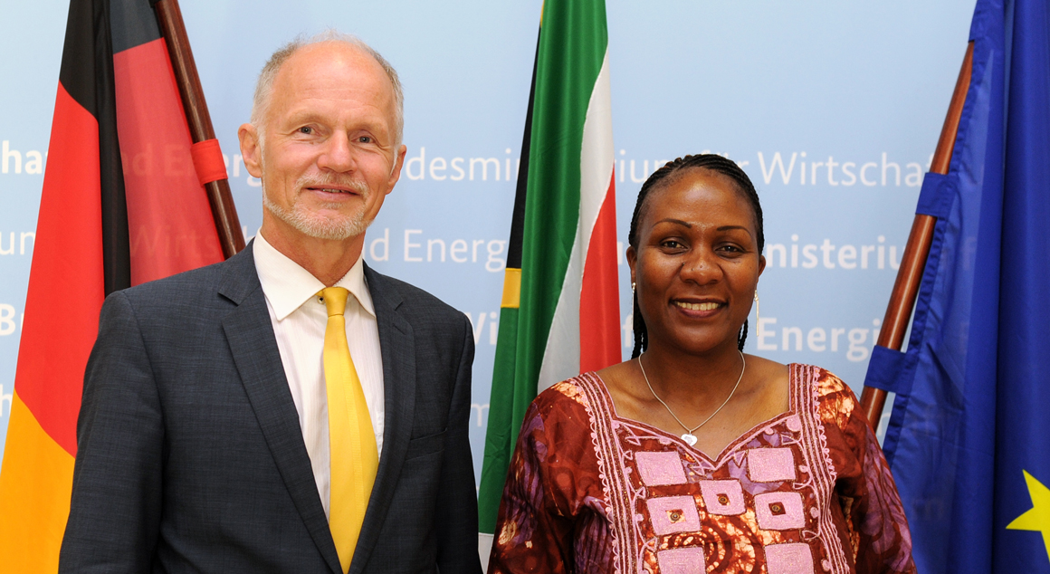 Staatsekretär Rainer Baake mit südafrikanischer Vize-Energieministerin Thembisile Majola