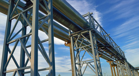 überirdische Pipeline in einer Brückenkonstruktion