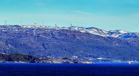 Windräder am Fjord