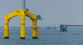 Fundament eines Offshore-Windrads im Meer