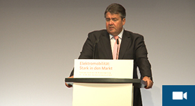 Bundeswirtschaftsminister Gabriel am Rednerpult während der Nationalen Konferenz Elektromobilität