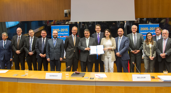 Bundeswirtschaftsminister Sigmar Gabriel und 11 weitere Vertreter des EU-Energieministerrates in Luxemburg nach der Unterzeichnung zentraler politischer Erklärungen zur verstärkten regionalen Kooperation im Bereich Versorgungssicherheit.