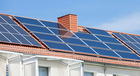 Photovoltaikanlage auf einem Hausdach.