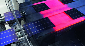 Solarmodule bei der Produktion auf dem einem Fließband