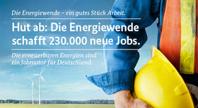 BMWi-Kampagnenmotiv &#034;Hut ab: Die Ernegiewende schafft 230.000 neue Jobs.&#034; Bauarbeiter hält Bauhelm unterm Arm - im Hintergrund stehen zwei Windräder.