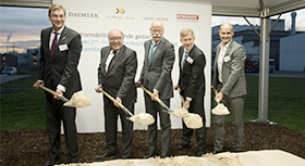 Bild zeigt Staatssekretär Beckmeyer gemeinsam mit vier weiteren Herren beim Spatenstich