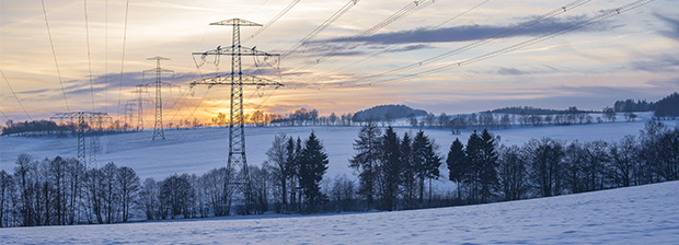 Strommasten in Winterlandschaft