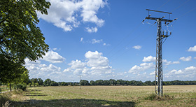 Bild zeigt Strommast auf dem Land