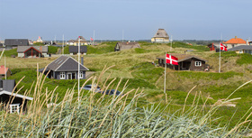 Dänische Hügellandschaft mit Einfamilienhäusern.
