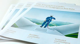 Ein Stapel der Broschüre &#034;Die Energiewende: unsere Erfolgsgeschichte&#034;.
