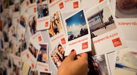 Pinnwand mit Polaroids, auf denen IdeenExpo steht.