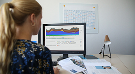 Frau verfolgt am Computerbildsch Strommarktdaten auf der SMARD-Plattform.