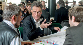 Dr. Peter Ahmels im Gespräche mit Teilnehmern einer Veranstaltung des Bürgerdialogs Stromnetz.