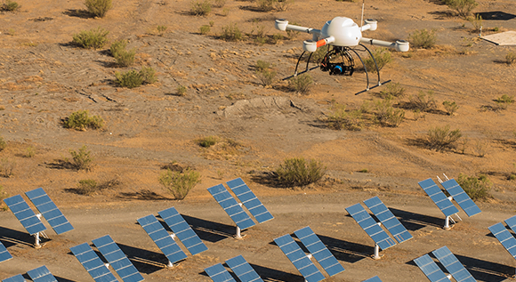 HelioPoint-Drohne im Einsatz in Wüstenlandschaft.