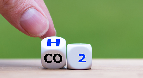 Zwei Würfel mit H2O und CO2
