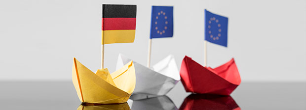 Papierschiffchen mit Deutschland- und Europafahnen