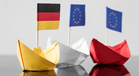 Papierschiffchen mit Deutschland- und Europafahnen