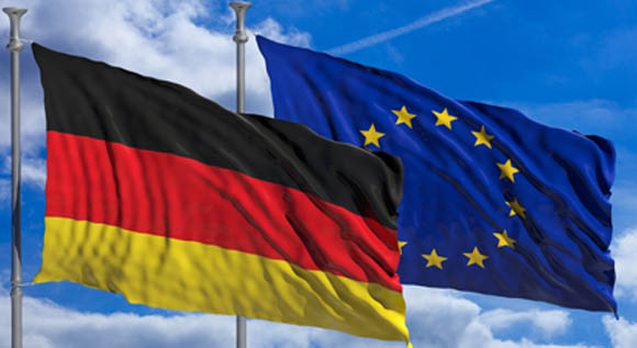 Deutschlandfahne und Europafahne vor blauem Himmel