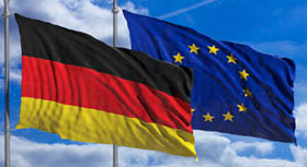 Deutschlandfahne und Europafahne vor blauem Himmel